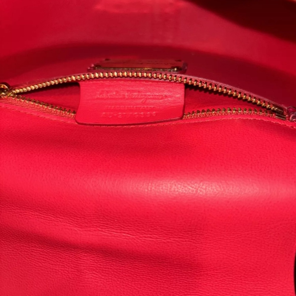 Ferragamo gorgeous skin bag in pristine condition - Picture 5 of 11